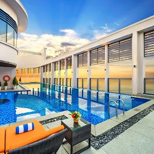Luxury - Rooftop Swimming Pool - Front - Hinata Da Nang
